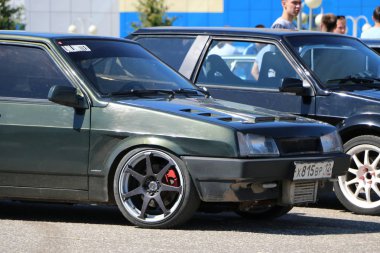 Yoshkar-Ola, Rusya, 17 Haziran 2018: Oto ve Motosiklet Fuarı - Festivali - Yo Zirvesi 2018 - tuning otomobil Vaz Lada