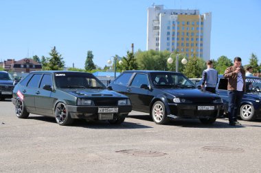 Yoshkar-Ola, Rusya, 17 Haziran 2018: Oto ve Motosiklet Fuarı - Festivali - Yo Zirvesi 2018 - tuning otomobil Vaz Lada