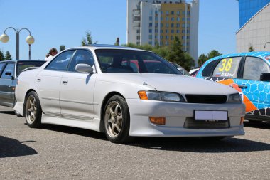 Yoshkar-Ola, Rusya, 17 Haziran 2018: Oto ve Motosiklet Fuarı - Festivali - Yo Zirvesi 2018 - tuning otomobil Vaz Lada