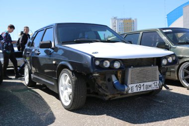 Yoshkar-Ola, Rusya, 17 Haziran 2018: Oto ve Motosiklet Fuarı - Festivali - Yo Zirvesi 2018 - tuning otomobil Vaz Lada