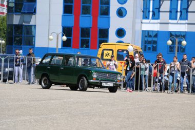 Yoshkar-Ola, Rusya, 17 Haziran 2018: Oto ve Motosiklet Fuarı - Festivali - Yo Zirvesi 2018 - tuning otomobil Vaz Lada