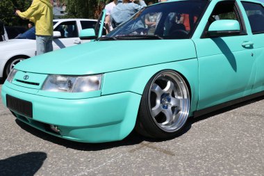 Yoshkar-Ola, Rusya, 17 Haziran 2018: Oto ve Motosiklet Fuarı - Festivali - Yo Zirvesi 2018 - tuning otomobil Vaz Lada