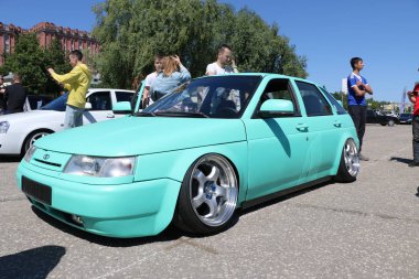 Yoshkar-Ola, Rusya, 17 Haziran 2018: Oto ve Motosiklet Fuarı - Festivali - Yo Zirvesi 2018 - tuning otomobil Vaz Lada