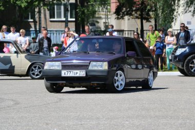 Yoshkar-Ola, Rusya, 17 Haziran 2018: Oto ve Motosiklet Fuarı - Festivali - Yo Zirvesi 2018 - tuning otomobil Vaz Lada