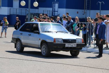 Yoshkar-Ola, Rusya, 17 Haziran 2018: Oto ve Motosiklet Fuarı - Festivali - Yo Zirvesi 2018 - tuning otomobil Vaz Lada