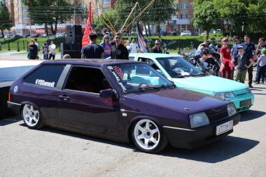 Yoshkar-Ola, Rusya, 17 Haziran 2018: Oto ve Motosiklet Fuarı - Festivali - Yo Zirvesi 2018 - tuning otomobil Vaz Lada