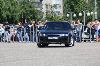 Yoshkar-Ola, Rusya, 17 Haziran 2018: Oto ve Motosiklet Fuarı - Festivali - Yo Zirvesi 2018 - tuning otomobil Vaz Lada