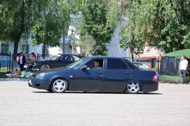 Yoshkar-Ola, Rusya, 17 Haziran 2018: Oto ve Motosiklet Fuarı - Festivali - Yo Zirvesi 2018 - tuning otomobil Vaz Lada