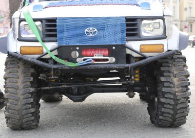 Yoshkar-Ola, Rusya-5 Mayıs 2018: Sergi cip off-road değiştiren ve şehrin merkezi Meydanı'nda vinçler ile donatılmış araçlar.