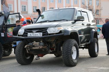 Yoshkar-Ola, Rusya-5 Mayıs 2018: Sergi cip off-road değiştiren ve şehrin merkezi Meydanı'nda vinçler ile donatılmış araçlar.