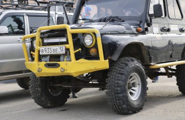 Yoshkar-Ola, Rusya-5 Mayıs 2018: Sergi cip off-road değiştiren ve şehrin merkezi Meydanı'nda vinçler ile donatılmış araçlar.