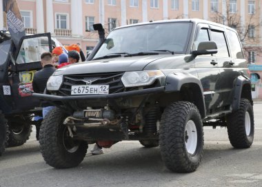 Yoshkar-Ola, Rusya-5 Mayıs 2018: Sergi cip off-road değiştiren ve şehrin merkezi Meydanı'nda vinçler ile donatılmış araçlar.