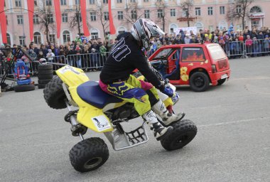 Yoshkar-Ola, Rusya-5 Mayıs 2018: Auto-Moto-show şehir merkezi Meydanı'nda. Atv Dublörler, dublör sürme - Wheelie, Stoppie ve aşırı akrobasi quad bisiklet üzerinde hileler.