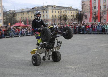 Yoshkar-Ola, Rusya-5 Mayıs 2018: Auto-Moto-show şehir merkezi Meydanı'nda. Atv Dublörler, dublör sürme - Wheelie, Stoppie ve aşırı akrobasi quad bisiklet üzerinde hileler.