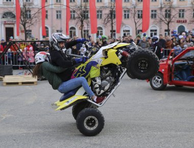Yoshkar-Ola, Rusya-5 Mayıs 2018: Auto-Moto-show şehir merkezi Meydanı'nda. Atv Dublörler, dublör sürme - Wheelie, Stoppie ve aşırı akrobasi quad bisiklet üzerinde hileler.