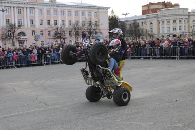 Yoshkar-Ola, Rusya-5 Mayıs 2018: Auto-Moto-show şehir merkezi Meydanı'nda. Atv Dublörler, dublör sürme - Wheelie, Stoppie ve aşırı akrobasi quad bisiklet üzerinde hileler.