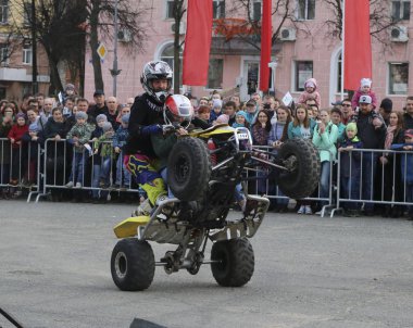 Yoshkar-Ola, Rusya-5 Mayıs 2018: Auto-Moto-show şehir merkezi Meydanı'nda. Atv Dublörler, dublör sürme - Wheelie, Stoppie ve aşırı akrobasi quad bisiklet üzerinde hileler.
