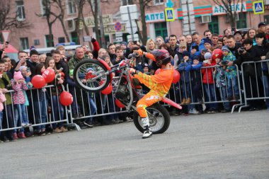 Yoshkar-Ola, Rusya-5 Mayıs 2018: Motoshow şehir merkezi Meydanı'nda. Hileci üstünde motosiklet, dublör, dublör at binme