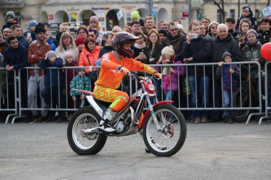 Yoshkar-Ola, Rusya-5 Mayıs 2018: Motoshow şehir merkezi Meydanı'nda. Hileci üstünde motosiklet, dublör, dublör at binme