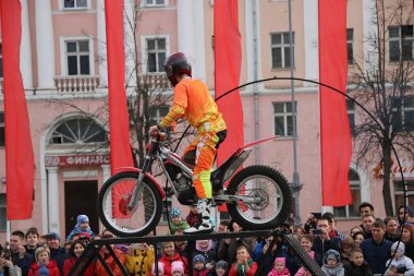 Yoshkar-Ola, Rusya-5 Mayıs 2018: Motoshow şehir merkezi Meydanı'nda. Hileci üstünde motosiklet, dublör, dublör at binme