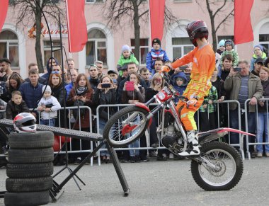 Yoshkar-Ola, Rusya-5 Mayıs 2018: Motoshow şehir merkezi Meydanı'nda. Hileci üstünde motosiklet, dublör, dublör at binme