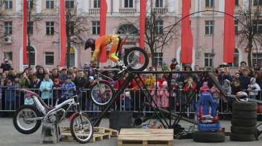 Yoshkar-Ola, Rusya-5 Mayıs 2018: Motoshow şehir merkezi Meydanı'nda. Hileci üstünde motosiklet, dublör, dublör at binme