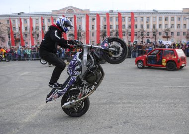 Yoshkar-Ola, Rusya-5 Mayıs 2018: Motoshow şehir merkezi Meydanı'nda. Hileci üstünde motosiklet, dublör, dublör sürme - Wheelie, Stoppie ve Akrobatyka motosiklet üzerinde.