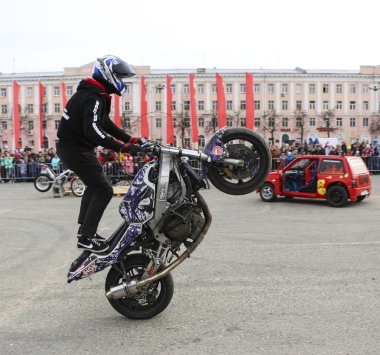 Yoshkar-Ola, Rusya-5 Mayıs 2018: Motoshow şehir merkezi Meydanı'nda. Hileci üstünde motosiklet, dublör, dublör sürme - Wheelie, Stoppie ve Akrobatyka motosiklet üzerinde.