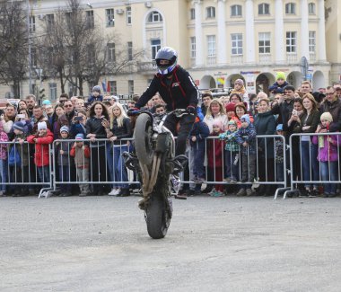 Yoshkar-Ola, Rusya-5 Mayıs 2018: Motoshow şehir merkezi Meydanı'nda. Hileci üstünde motosiklet, dublör, dublör sürme - Wheelie, Stoppie ve Akrobatyka motosiklet üzerinde.