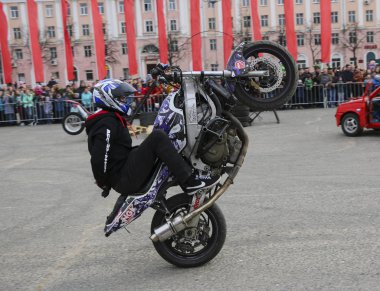Yoshkar-Ola, Rusya-5 Mayıs 2018: Motoshow şehir merkezi Meydanı'nda. Hileci üstünde motosiklet, dublör, dublör sürme - Wheelie, Stoppie ve Akrobatyka motosiklet üzerinde.