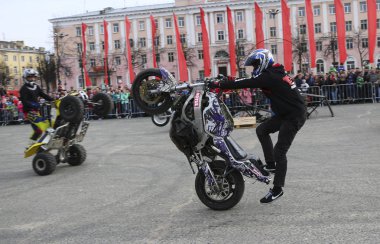Yoshkar-Ola, Rusya-5 Mayıs 2018: Motoshow şehir merkezi Meydanı'nda. Hileci üstünde motosiklet, dublör, dublör sürme - Wheelie, Stoppie ve Akrobatyka motosiklet üzerinde.