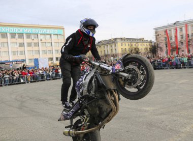 Yoshkar-Ola, Rusya-5 Mayıs 2018: Motoshow şehir merkezi Meydanı'nda. Hileci üstünde motosiklet, dublör, dublör sürme - Wheelie, Stoppie ve Akrobatyka motosiklet üzerinde.