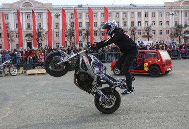 Yoshkar-Ola, Rusya-5 Mayıs 2018: Motoshow şehir merkezi Meydanı'nda. Hileci üstünde motosiklet, dublör, dublör sürme - Wheelie, Stoppie ve Akrobatyka motosiklet üzerinde.