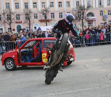 Yoshkar-Ola, Rusya-5 Mayıs 2018: Motoshow şehir merkezi Meydanı'nda. Hileci üstünde motosiklet, dublör, dublör sürme - Wheelie, Stoppie ve Akrobatyka motosiklet üzerinde.