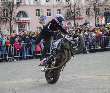 Yoshkar-Ola, Rusya-5 Mayıs 2018: Motoshow şehir merkezi Meydanı'nda. Hileci üstünde motosiklet, dublör, dublör sürme - Wheelie, Stoppie ve Akrobatyka motosiklet üzerinde.