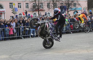 Yoshkar-Ola, Rusya-5 Mayıs 2018: Motoshow şehir merkezi Meydanı'nda. Hileci üstünde motosiklet, dublör, dublör sürme - Wheelie, Stoppie ve Akrobatyka motosiklet üzerinde.