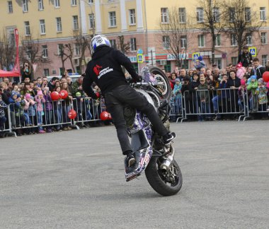 Yoshkar-Ola, Rusya-5 Mayıs 2018: Motoshow şehir merkezi Meydanı'nda. Hileci üstünde motosiklet, dublör, dublör sürme - Wheelie, Stoppie ve Akrobatyka motosiklet üzerinde.