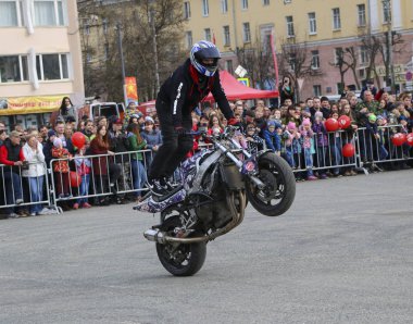 Yoshkar-Ola, Rusya-5 Mayıs 2018: Motoshow şehir merkezi Meydanı'nda. Hileci üstünde motosiklet, dublör, dublör sürme - Wheelie, Stoppie ve Akrobatyka motosiklet üzerinde.