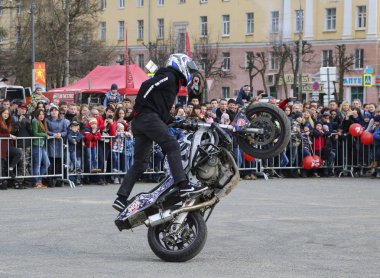 Yoshkar-Ola, Rusya-5 Mayıs 2018: Motoshow şehir merkezi Meydanı'nda. Hileci üstünde motosiklet, dublör, dublör sürme - Wheelie, Stoppie ve Akrobatyka motosiklet üzerinde.