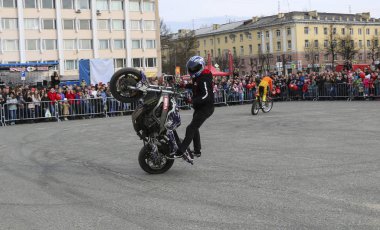 Yoshkar-Ola, Rusya-5 Mayıs 2018: Motoshow şehir merkezi Meydanı'nda. Hileci üstünde motosiklet, dublör, dublör sürme - Wheelie, Stoppie ve Akrobatyka motosiklet üzerinde.