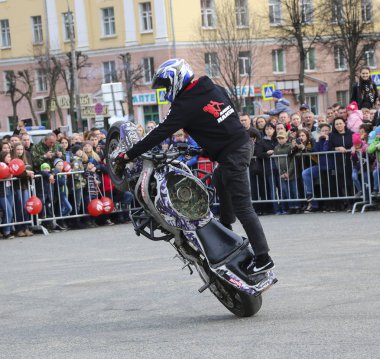 Yoshkar-Ola, Rusya-5 Mayıs 2018: Motoshow şehir merkezi Meydanı'nda. Hileci üstünde motosiklet, dublör, dublör sürme - Wheelie, Stoppie ve Akrobatyka motosiklet üzerinde.