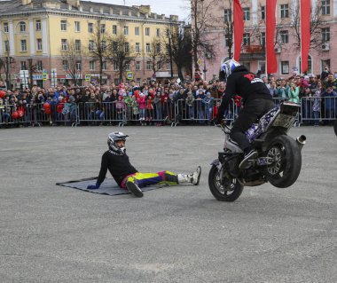 Yoshkar-Ola, Rusya-5 Mayıs 2018: Motoshow şehir merkezi Meydanı'nda. Hileci üstünde motosiklet, dublör, dublör sürme - Wheelie, Stoppie ve Akrobatyka motosiklet üzerinde.