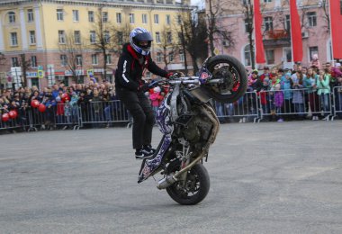 Yoshkar-Ola, Rusya-5 Mayıs 2018: Motoshow şehir merkezi Meydanı'nda. Hileci üstünde motosiklet, dublör, dublör sürme - Wheelie, Stoppie ve Akrobatyka motosiklet üzerinde.
