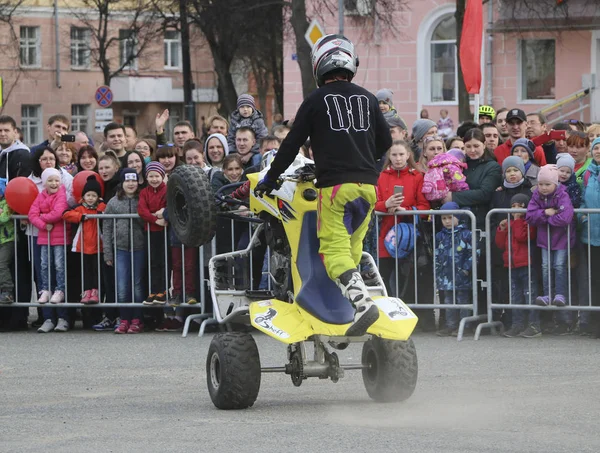 ヨシュカル ロシア連邦 2018 ショー都市の中央広場 Atv のスタントマン スタントに乗る ウイリー ライブ クワッド — ストック写真