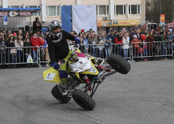 ヨシュカル ロシア連邦 2018 ショー都市の中央広場 Atv のスタントマン スタントに乗る ウイリー ライブ クワッド — ストック写真