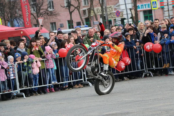 俄罗斯约什卡 2018年5月5日 城市中心广场上的摩托索 摩托车上的技巧 特技演员 特技骑术 — 图库照片