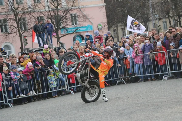 광장에 요시카르올라 러시아 2018 Motoshow 오토바이 스턴트맨 — 스톡 사진