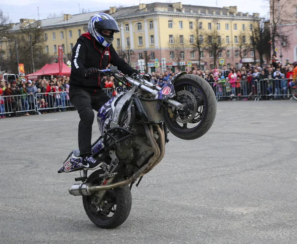 都市の中央広場でヨシュカル ロシア連邦 2018 Motoshow ウイリー ライブと Akrobatyka のバイクにバイク スタントマン スタントに乗る — ストック写真