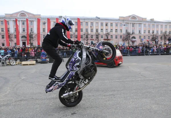俄罗斯约什卡 2018年5月5日 城市中心广场上的摩托索 摩托车上的技巧 特技演员 特技骑术 斯托皮和阿克罗巴蒂卡摩托车 — 图库照片