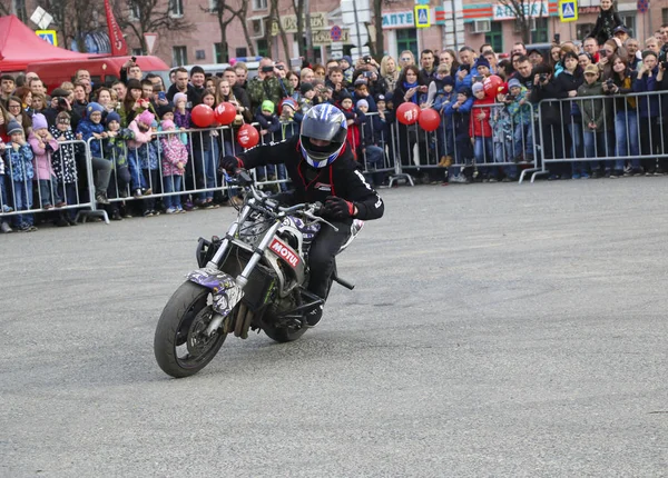 광장에 요시카르올라 러시아 2018 Motoshow Stoppie Akrobatyka 오토바이 오토바이 스턴트맨 — 스톡 사진